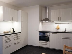 Jääkaappi, mikroaaltouuni, uuni, astianpesukone