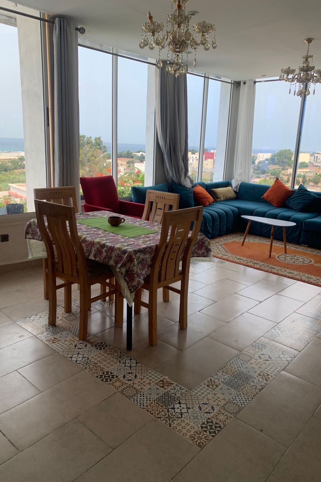 Un vaste espace de vie comprenant une table à manger, des chaises et un canapé.