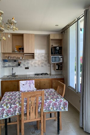 Kühlschrank, Mikrowelle, Kochgeschirr/Geschirr/Besteck