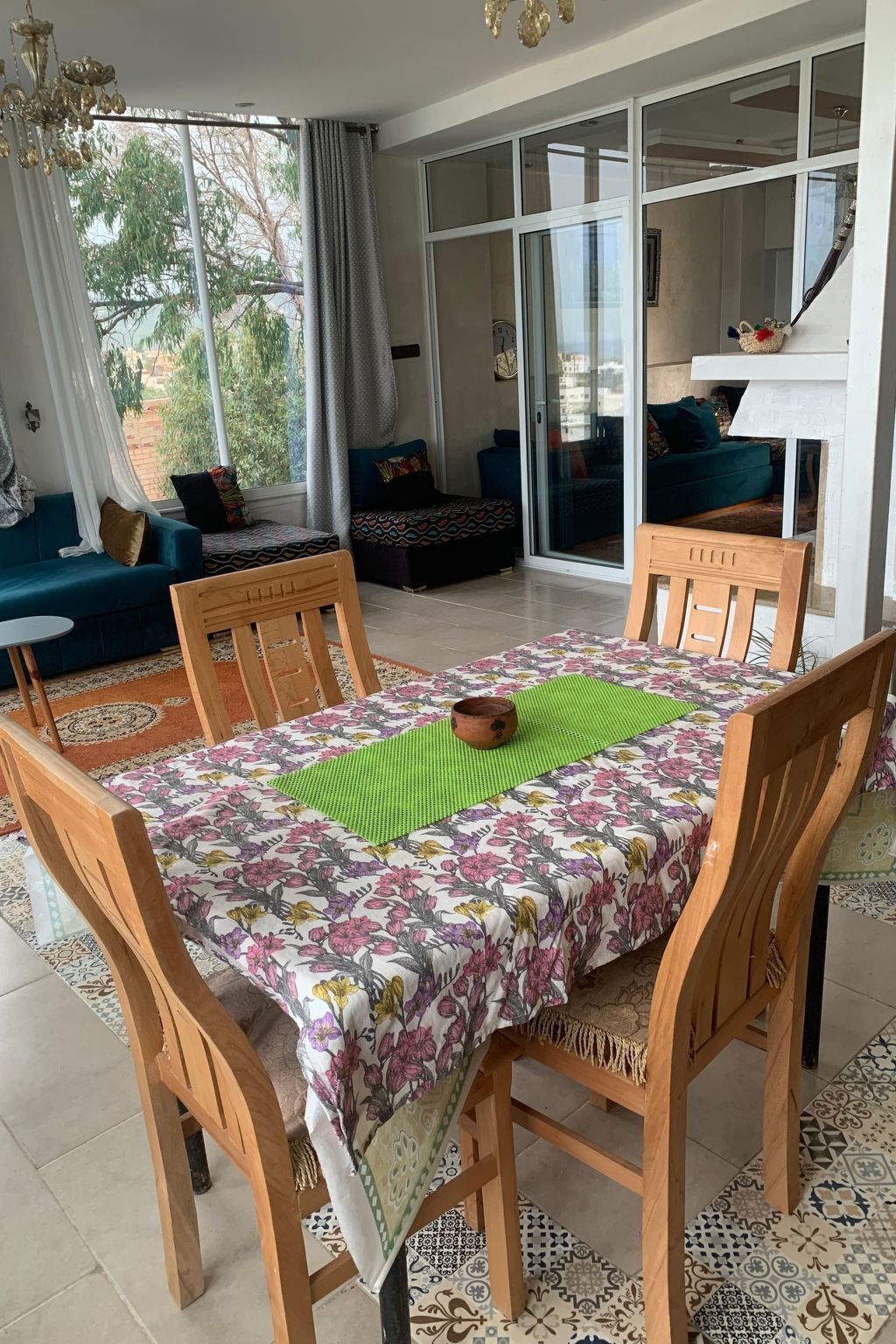 Een eethoek met een tafel voor vier personen, omringd door houten stoelen.