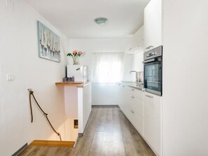 Kühlschrank, Ofen, Geschirrspüler, Kochgeschirr/Geschirr/Besteck