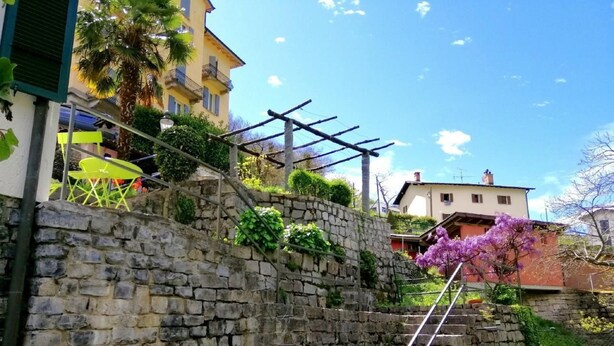 Un escalier en pierre menant à un bâtiment doté d’un balcon.