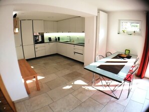 Refrigerador, horno, lavavajillas y utensilios de cocina 
