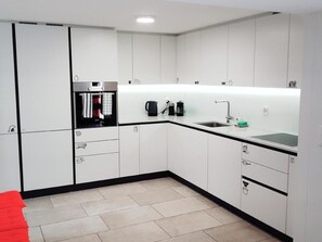 Refrigerador, horno, lavavajillas y utensilios de cocina 