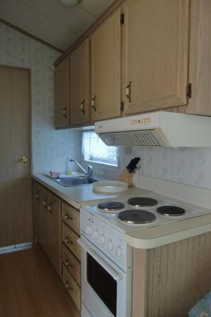 Fridge, microwave, oven, cookware/dishes/utensils - mit Pool by Interhome (Beetzsee)