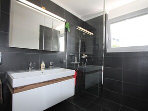 Towels - Wohnung an Traumlage mit Tessinerflair by Interhome (Vira)