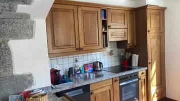 Kühlschrank, Ofen, Geschirrspüler, Kochgeschirr/Geschirr/Besteck