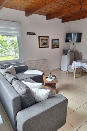 TV - Reetgedecktes Haus by Interhome (Karlshagen)