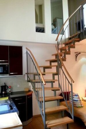 Fridge, microwave, cookware/dishes/utensils - Moderne Maisonette-Wohnung mit Terrasse by Interhome (Berlin)