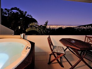 Outdoor spa tub - 129 on Kloof Nek by Interhome (Cape Town - City Center)