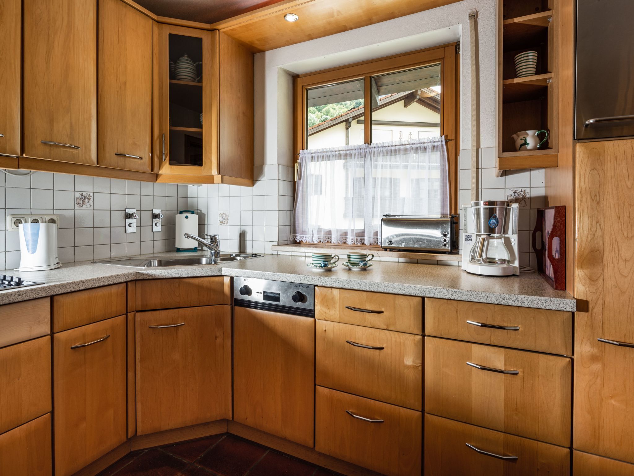 ثلاجة، ميكروويف، غسالة أطباق، مستلزمات طهي/أطباق/أوعية