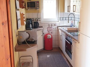 Frigorífico, microondas, horno y lavavajillas