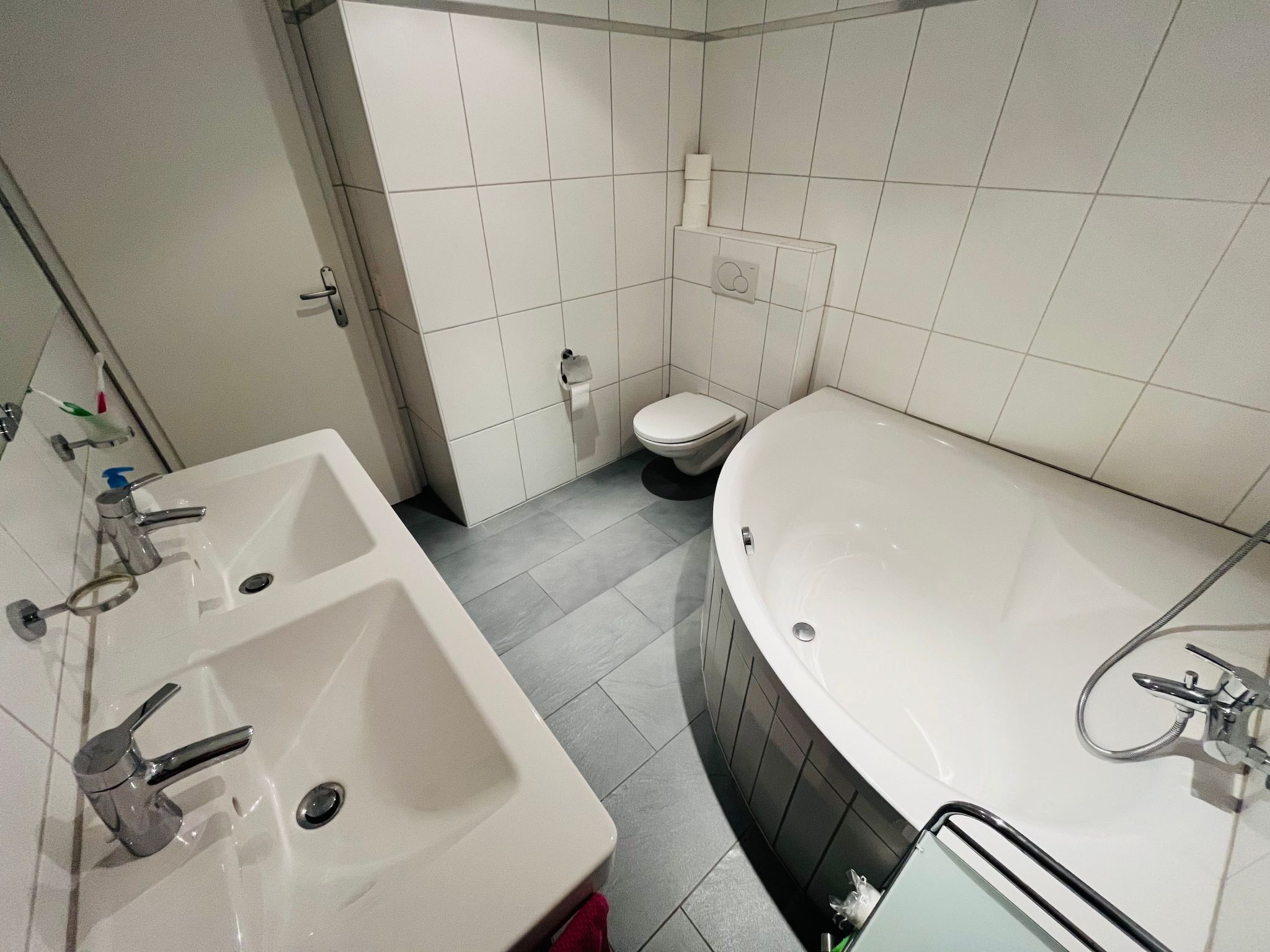 Kylpyhuone, jossa on kylpyamme, pesuallas ja wc.