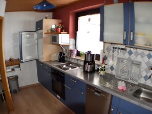 Frigorífico, microondas, horno y lavavajillas