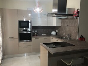 Fridge, microwave, oven, cookware/dishes/utensils - 3. Appartement mit Meerblick in Strandnähe by Interhome (Marsascala)