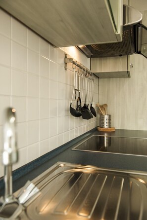Kühlschrank, Ofen, Geschirrspüler, Kochgeschirr/Geschirr/Besteck