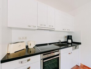 Kühlschrank, Ofen, Geschirrspüler, Kochgeschirr/Geschirr/Besteck