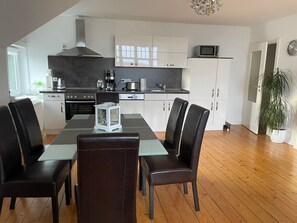 Kühlschrank, Mikrowelle, Ofen, Geschirrspüler