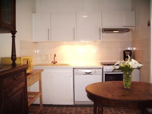 Fridge, microwave, oven, dishwasher - Ferienvilla "La Ménardais by Interhome (Plancoët)