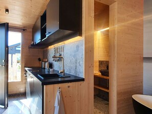 Jääkaappi, uuni, astianpesukone, keittoastiat/astiat/ruokailuvälineet