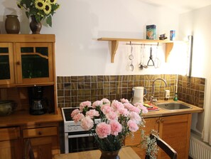 Réfrigérateur, four, batterie de cuisine, vaisselle et ustensiles