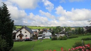 Een woonwijk met huizen, een gazon en een heldere lucht.