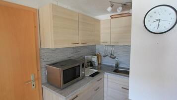 KĂŒhlschrank, Mikrowelle, Kochgeschirr/Geschirr/Besteck