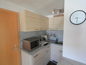 Réfrigérateur, micro-ondes, batterie de cuisine, vaisselle et ustensiles