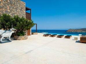 Terrace/patio - "Villa Dimitra" mit Infinity Pool by Interhome (Plaka)