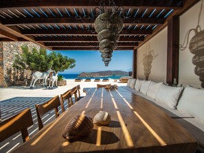 Outdoor dining - "Villa Dimitra" mit Infinity Pool by Interhome (Plaka)