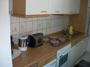 Fridge, microwave, oven, cookware/dishes/utensils - Wasserschleuse in Wesenberg-Strasen by Interhome (Wesenberg)