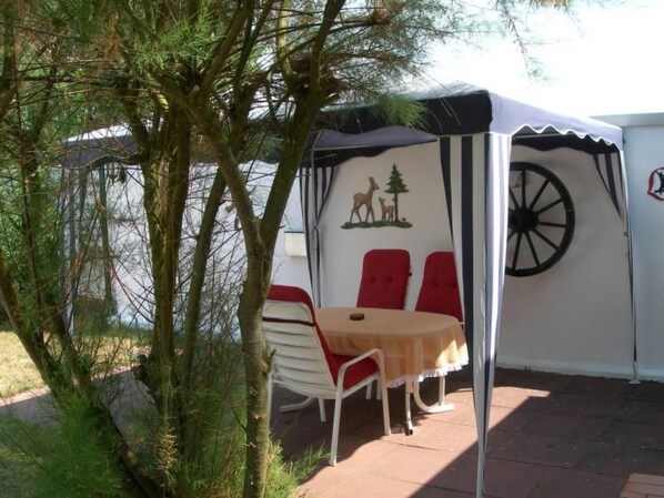 Outdoor dining - Wasserschleuse in Wesenberg-Strasen by Interhome (Wesenberg)