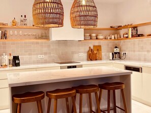 Refrigerador, microondas, horno y lavavajillas 