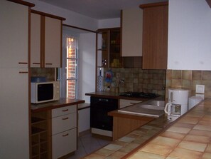 Een koelkast, een magnetron, een oven, een vaatwasser