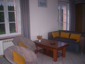 Een televisie en een open haard