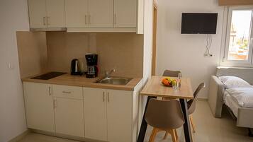 Fridge, cookware/dishes/utensils