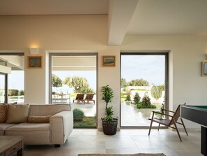 TV, fireplace, DVD player - Diktamon Retreat Luxus-Villa by Interhome (Agia Pelagia)