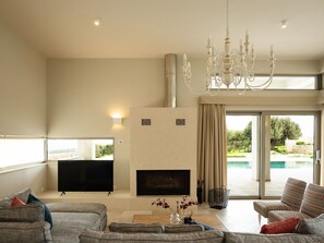 TV, fireplace, DVD player - Diktamon Retreat Luxus-Villa by Interhome (Agia Pelagia)