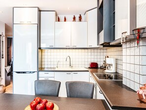 Kühlschrank, Ofen, Kochgeschirr/Geschirr/Besteck