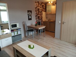 Fridge, microwave, cookware/dishes/utensils - Appartement mit Garten, Grill und Terrasse by Interhome (Wernigerode)