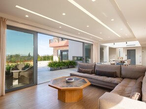 TV - Elias Rest by Interhome (Soroni)