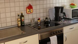 Kjøleskap, mikrobølgeovn, ovn og oppvaskmaskin
