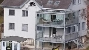 Een meerlaags gebouw met een balkon op de tweede verdieping.