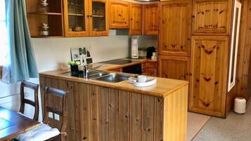 Køleskab, ovn, opvaskemaskine, køkkentøj/tallerkener/redskaber