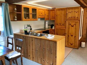 Fridge, oven, dishwasher, cookware/dishes/utensils