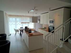 Refrigerador, microondas, horno y lavavajillas 