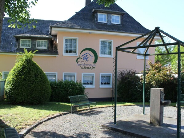 Un edificio con un cartello che riporta la scritta "City Ferienhaus Vulkanfels".