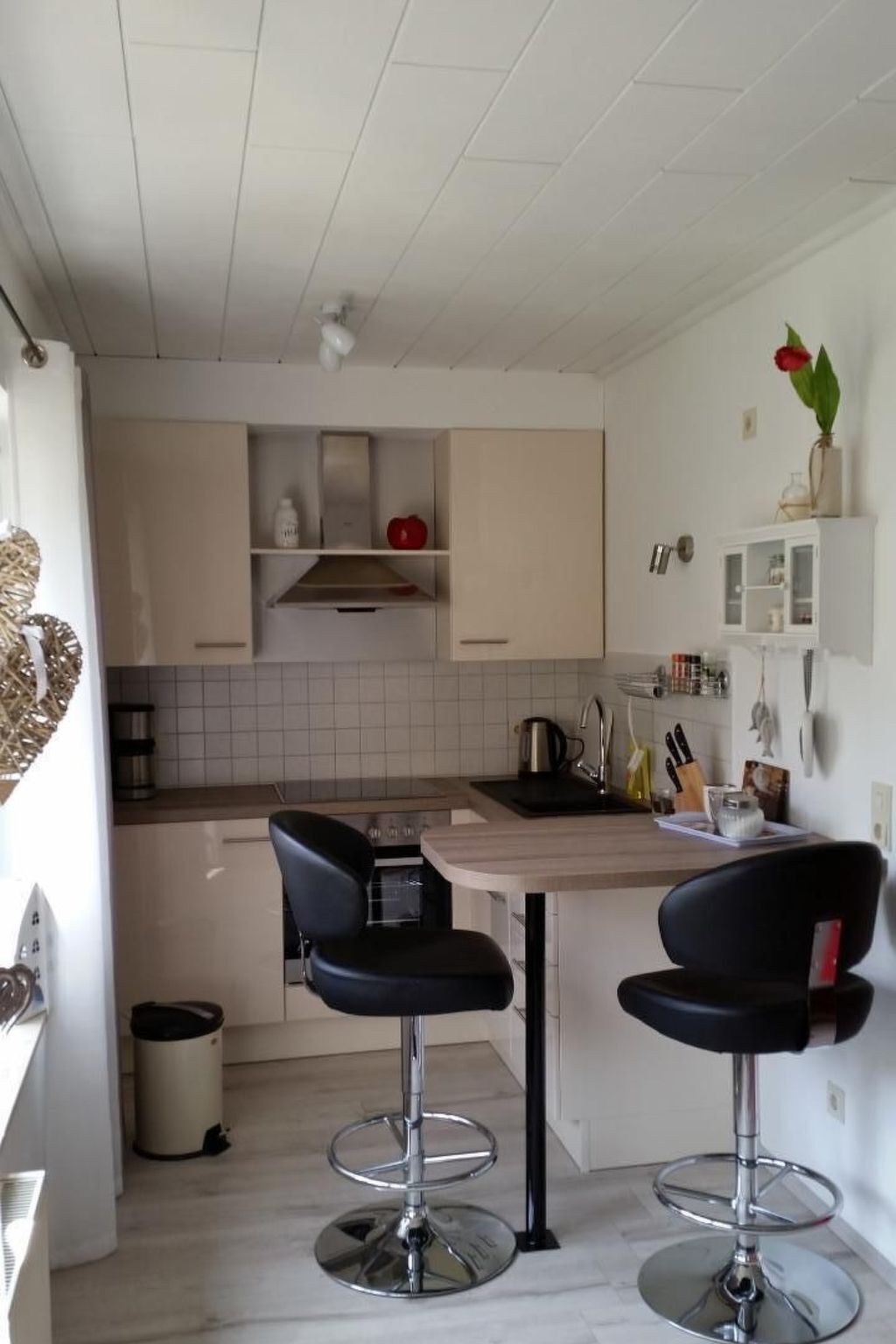 Fridge, cookware/dishes/utensils
