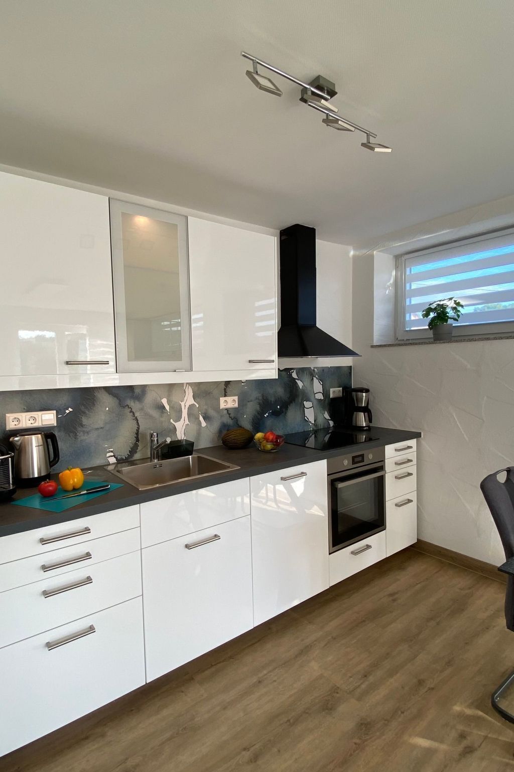 Réfrigérateur, un four, lave-vaisselle, vaisselle et ustensiles