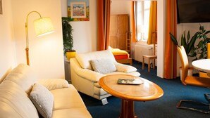 Ein modernes Wohnzimmer mit einer Couch, einem Couchtisch und einem Fernseher.